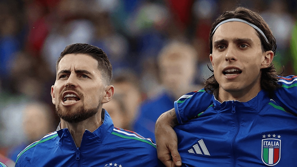 Riccardo Calafiori sings the Italian anthem beside Jorginho