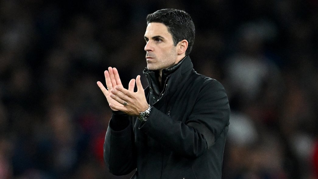 Mikel Arteta claps the supporters